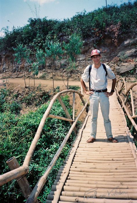 Pont en bambou pour acceder aux temple de My Son - 1995 
